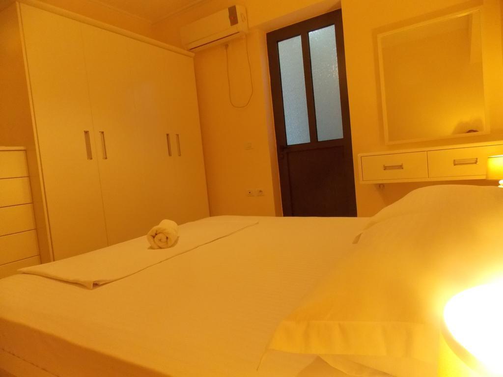 Amber Apartments Sarandë Buitenkant foto